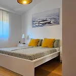 Bluemare B7 With Shared Pool