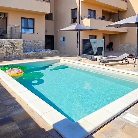 Bluemare B7 With Shared Pool Ližnjan