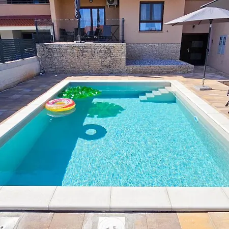 Bluemare B7 With Shared Pool Apartmán *