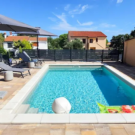 Apartmán Bluemare B7 With Shared Pool *